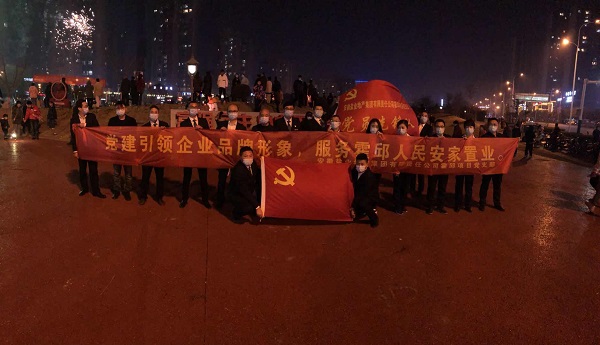 “党建引领企业品牌形象，效劳霍邱人民安家置业”霍邱项目党支部开展春节送春联礼包运动